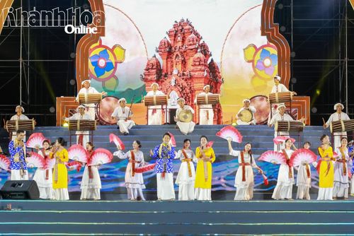 Tiết mục "Tiếng trống ginăng, tiếng trống hòa bình" của đoàn Khánh Hòa.