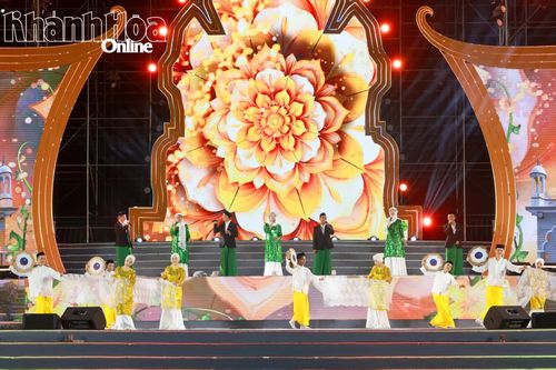 Tiết mục "Người Chăm vui hội" của đoàn Tây Ninh.