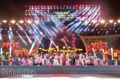 Tiết mục "Một vòng Việt Nam" mở đầu chương trình lễ bế mạc.