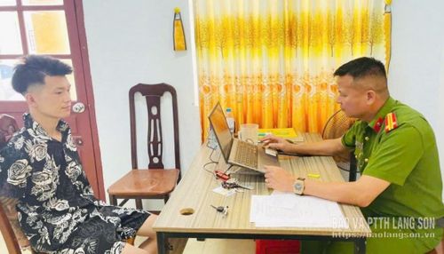 Công an xã Vũ Lễ lấy lời khai đối tượng tàng trữ trái phép chất ma túy