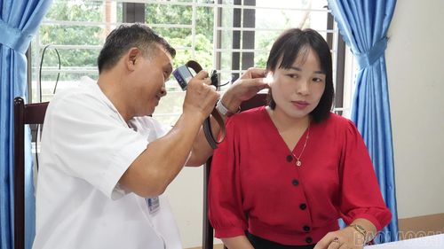 Cán bộ, công chức, viên chức được các bác sĩ khám lâm sàng toàn diện ở các chuyên khoa.