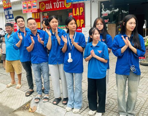 Người dân nhiệt tình cổ vũ cho các vận động viên trong các chặng đua.