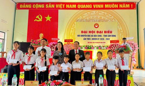 Học sinh nghèo vượt khó được trao tặng học bổng tại Đại hội Khuyến học xã Đắk Song diễn ra ngày 10/6