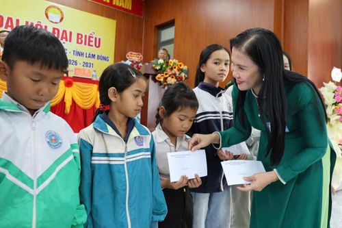 Bà Tôn Thị Ngọc Hạnh - Chủ tịch Hội Khuyến học tỉnh trao học bổng cho học sinh nghèo vượt khó