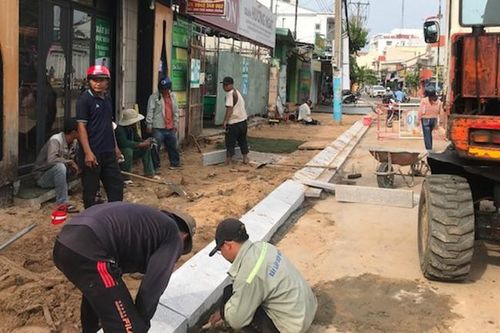 Thi công vỉa hè đường Thủ Khoa Huân đoạn qua khu phố 7, phường Phú Thủy