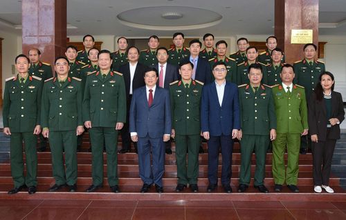 Đồng chí Y Thanh Hà Niê Kđăm - Ủy viên Ban Chấp hành Trung ương Đảng, Bí thư Tỉnh ủy, Trưởng Đoàn ĐBQH tỉnh và các đồng chí lãnh đạo tỉnh thăm Học viện Lục quân đầu năm 2026