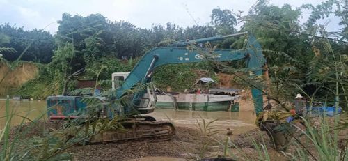 Máy múc sang tận bờ sông của thôn 19, xã Đạ Tẻh 2 để đào xới