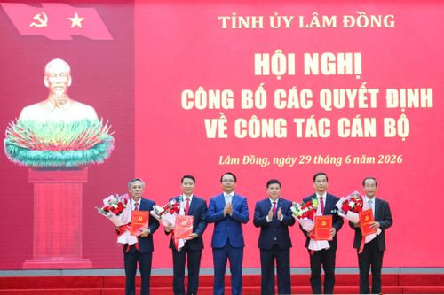 Đồng chí Y Thanh Hà Niê Kđăm, Ủy viên Ban Chấp hành Trung ương Đảng, Bí thư Tỉnh ủy, Trưởng Đoàn ĐBQH tỉnh Lâm Đồng và đồng chí Đặng Hồng Sỹ, Phó Bí thư Thường trực Tỉnh ủy trao quyết định, tặng hoa chúc mừng các đồng chí cán bộ được bổ nhiệm, luân chuyển