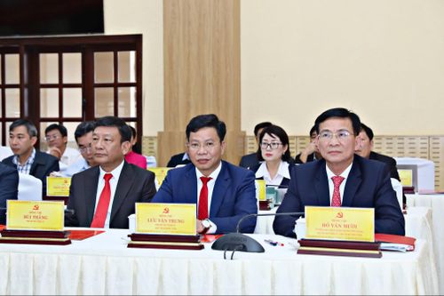 Các đồng chí: Hồ Văn Mười, Ủy viên Ban Chấp hành Trung ương Đảng, Phó Bí thư Tỉnh ủy, Chủ tịch UBND tỉnh; Lưu Văn Trung, Phó Bí thư Tỉnh ủy, Chủ tịch HĐND tỉnh; Bùi Thắng, Phó Bí thư Tỉnh ủy dự hội nghị