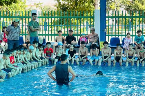 Giáo viên hướng dẫn về kỹ thuật thở dưới nước đúng cách