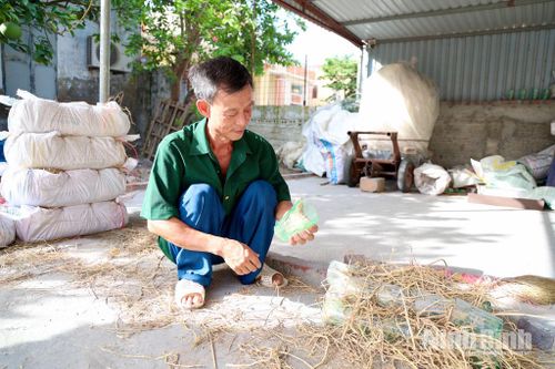 Người thợ kiểm tra chất lượng cốc thủy tinh trước khi xuất bán cho các thương lái.