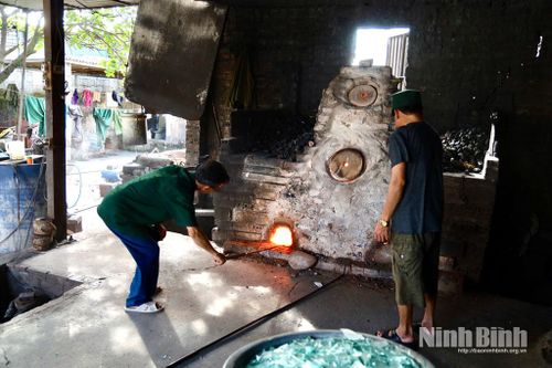 Công đoạn đưa nguyên liệu vào lò nung, chuẩn bị cho mẻ thủy tinh mới.