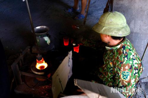 Sau khi được thổi tạo hình trong khuôn, sản phẩm được chuyển sang công đoạn cắt mép, tạo miệng cốc tròn đều và nhẵn mịn.