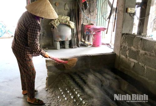 Ủ tro để cốc nguội nguội từ từ, tăng độ bền cho sản phẩm.