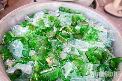 Những mảnh thủy tinh vỡ được người dân làng Xối Trì thu gom, tái chế làm nguyên liệu cho các sản phẩm thủy tinh mới.