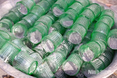 Những chiếc cốc thủy tinh sau 12 giờ ủ trong tro.