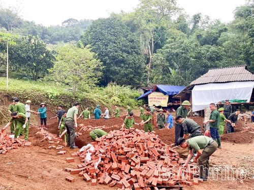 Lực lượng Công an xã Đà Bắc tích cực tham gia ngày công giúp đỡ các gia đình có hoàn cảnh khó khăn xóa nhà tạm, nhà dột nát.