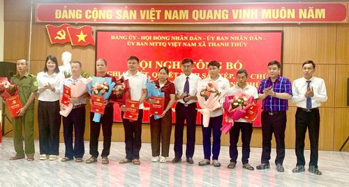 Đồng chí Hoàng Gia Long, Ủy viên Ban Thường vụ Tỉnh ủy, Phó Chủ tịch UBND tỉnh và các đồng chí lãnh đạo xã Thanh Thủy chúc mừng các đồng chí nhận nhiệm vụ tại hội nghị. Ảnh: Nguyễn Yếm 