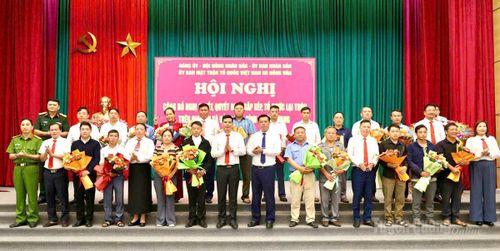 Đồng chí Nguyễn Trung Ngọc, Giám đốc Sở Văn hóa, Thể thao và Du lịch cùng lãnh đạo xã Đồng Văn chúc mừng các chi bộ mới.