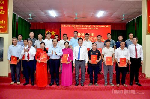 Đồng chí Vân Đình Thảo, Ủy viên Ban Thường vụ Tỉnh ủy, Trưởng Ban Quản lý các khu công nghiệp và kinh tế tỉnh chụp ảnh lưu niệm cùng các bí thư chi bộ xã Bạch Xa.