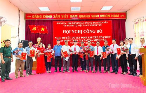 Đồng chí Lý Văn Huấn, Ủy viên Ban Chấp hành Đảng bộ tỉnh, Viện trưởng Viện Kiểm sát nhân dân tỉnh và các đồng chí lãnh đạo xã Minh Tân chúc mừng các đồng chí nhận nhiệm vụ tại hội nghị.