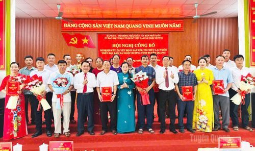 Chủ tịch Hội Nông dân tỉnh Chu Thị Ngọc Diệp tặng hoa chúc mừng các chi bộ được thành lập mới của xã Ngọc Đường. Ảnh: Trần Kế