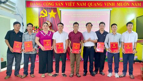 Lãnh đạo xã Tùng Bá chúc mừng các đồng chí nhận nhiệm vụ tại hội nghị. Ảnh: Ma Thủy.