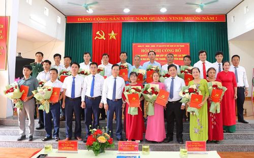 Đồng chí Trần Quang Minh, Ủy viên BTV Tỉnh ủy, Trưởng ban Tổ chức Tỉnh ủy và lãnh đạo xã Tân Thanh trao quyết định thành lập, tặng hoa chúc mừng các chi bộ mới. Ảnh: Lý Thu