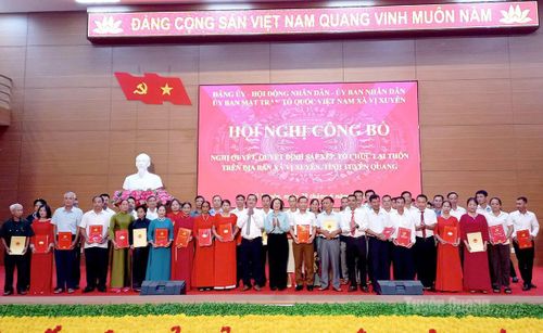 Đồng chí Đào Thị Mai, Ủy viên Ban Chấp hành Đảng bộ tỉnh, Phó Trưởng ban Nội chính Tỉnh ủy và các đồng chí lãnh đạo xã Vị Xuyên chúc mừng các đồng chí nhận nhiệm vụ tại hội nghị. Ảnh: Khánh Huyền