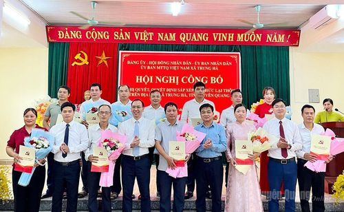 Đồng chí Nguyễn Hưng Vượng và lãnh đạo xã Trung Hà trao quyết định và chúc mừng các đồng chí được chỉ định Bí thư các chi bộ sau sắp xếp.