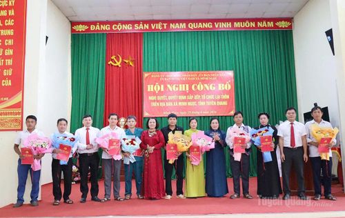Đồng chí Chu Thị Ngọc Diệp, Chủ tịch Hội Nông dân tỉnh chúc mừng các chi bộ thôn sau sắp xếp của xã Minh Ngọc. Ảnh: Trần Kế 