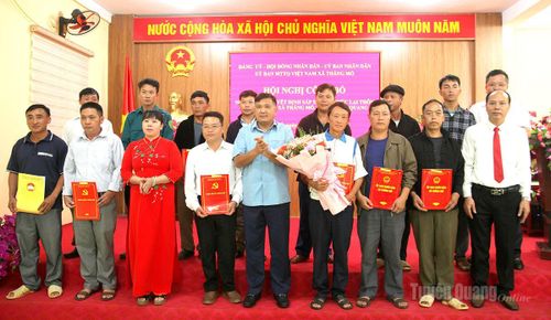 Đồng chí Hầu Minh Lợi và lãnh đạo xã Thắng Mố trao quyết định cho các thôn trên địa bàn xã. Ảnh: Phạm Hoan