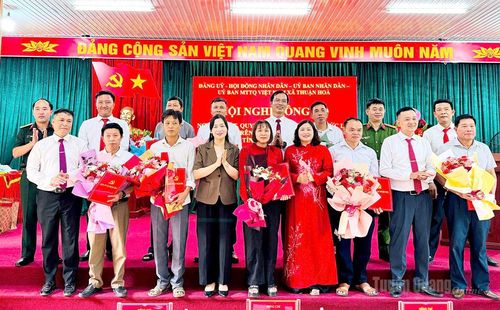 Đồng chí Dương Minh Nguyệt trao quyết định cho các đồng chí được chỉ định làm Bí thư Chi bộ các thôn trên địa bàn xã Thuận Hòa. Ảnh: Ma Thủy.