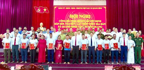 Đồng chí Giám đốc Sở Giáo dục và Đào tạo Vũ Đình Hưng cùng lãnh đạo xã Quang Bình chụp ảnh lưu niệm cùng đội ngũ cán bộ thôn mới tại hội nghị.