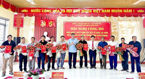 Đồng chí Nguyễn Văn Thắng, Ủy viên Ban Chấp hành Đảng bộ tỉnh, Phó Bí thư chuyên trách Đảng ủy UBND tỉnh và lãnh đạo xã Nghĩa Thuận chúc mừng các đồng chí nhận nhiệm vụ tại hội nghị.