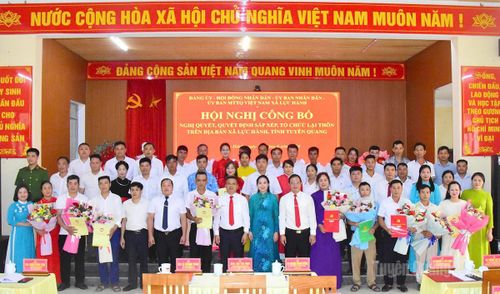 Đồng chí Âu Thị Mai, Ủy viên BCH Đảng bộ tỉnh, Phó Chủ tịch Ủy ban MTTQ Việt Nam tỉnh, Chủ tịch Hội LHPN tỉnh và lãnh đạo xã Lực Hành chụp ảnh với đội ngũ cán bộ các thôn.