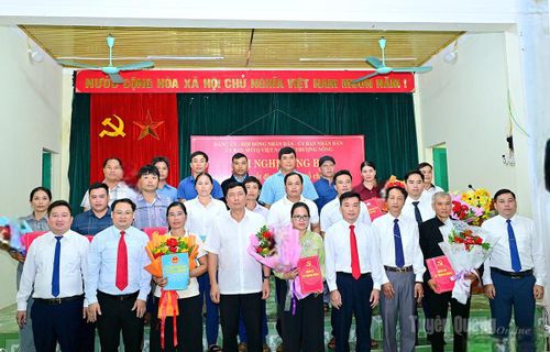 Đồng chí Phùng Tiến Quân với lãnh đạo xã Thượng Nông chụp ảnh với đội ngũ cán bộ các thôn. Ảnh: Quang Hòa