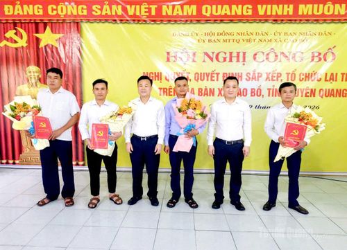 Đồng chí Trương Thế Hùng, Ủy viên Ban Chấp hành Đảng bộ tỉnh, Trưởng Thuế tỉnh và các đồng chí lãnh đạo xã Cao Bồ chúc mừng các đồng chí nhận nhiệm vụ tại hội nghị.