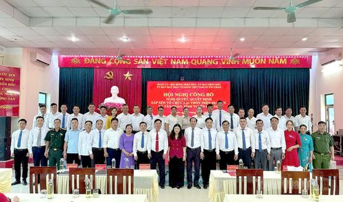 Đồng chí Vương Ngọc Hà, Ủy viên Ban Thường vụ Tỉnh ủy, Phó Chủ tịch UBND tỉnh và lãnh đạo xã Tân Trào chụp ảnh lưu niệm cùng các đồng chí nhận nhiệm vụ mới tại các thôn trên địa bàn xã Tân Trào. Ảnh: Minh Hoa