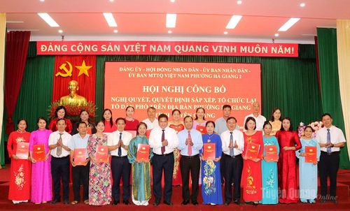 Đồng chí Vàng Seo Cón, Ủy viên BTV Tỉnh ủy, Bí thư Đảng ủy, Chủ tịch HĐND phường Hà Giang 2 và lãnh đạo phường Hà Giang 2 cùng các đại biểu chúc mừng các đồng chí nhận nhiệm vụ tại hội nghị.