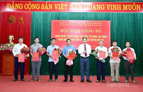Đảng ủy xã Côn Lôn trao quyết định chỉ định Bí thư Chi bộ các thôn. Ảnh: Quang Hòa
