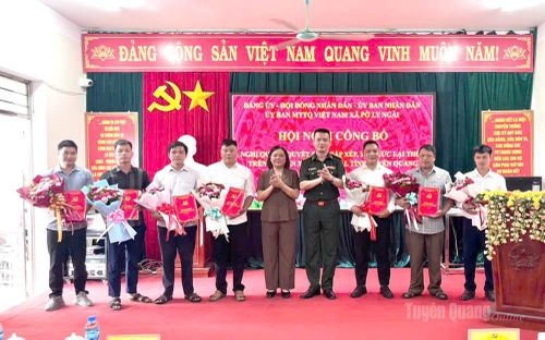 Đại tá Hoàng Ngọc Định, Ủy viên BCH Đảng bộ tỉnh, Phó Chỉ huy trưởng Bộ chỉ huy Quân sự tỉnh và lãnh đạo xã Pờ Ly Ngài chúc mừng các đồng chí nhận nhiệm vụ tại hội nghị. Ảnh: Nguyễn Yếm