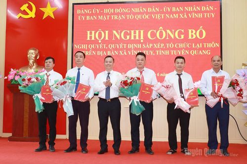 Đồng chí Đỗ Hùng Đức, Phó Chủ tịch UBND tỉnh chúc mừng các chi bộ mới được thành lập của xã Vĩnh Tuy. Ảnh: Trần Kế