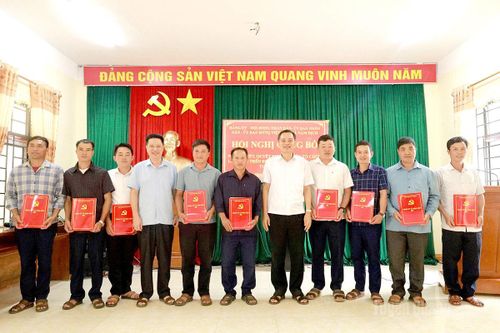 Đồng chí Bùi Văn Tuân, Ủy viên Ban Chấp hành Đảng bộ tỉnh, Phó Trưởng Ban Nội chính Tỉnh ủy và lãnh đạo xã Nậm Dịch chúc mừng các đồng chí nhận nhiệm vụ tại hội nghị.