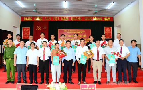 Đồng chí Mai Đức Thông, Ủy viên BCH Đảng bộ tỉnh, Tổng Biên tập Báo và phát thanh, truyền hình Tuyên Quang, Chủ tịch Hội Nhà báo tỉnh và lãnh đạo xã Trung Sơn chúc mừng các Trưởng thôn. Ảnh: Minh Hoa