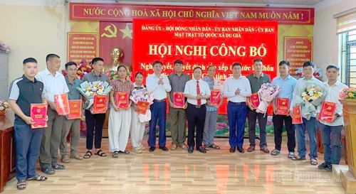 Đồng chí Phạm Thái Sơn và lãnh đạo xã Du Già trao quyết định, chúc mừng 12 Bí thư Chi bộ trên địa bàn. Ảnh: Phạm Hoan