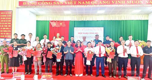 Các đồng chí lãnh đạo tặng hoa chúc mừng các đồng chí nhận nhiệm vụ tại hội nghị công bố quyết định. Ảnh: My Ly - Thiện Ngay