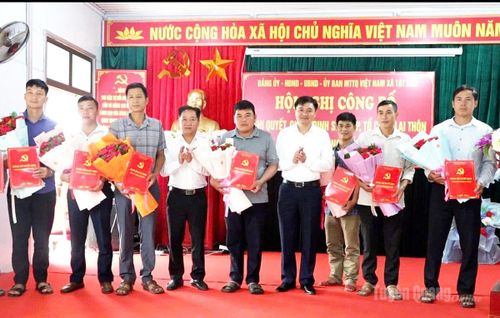 Phó Chủ tịch UBND tỉnh Đỗ Anh Tuấn chúc mừng các chi bộ thôn sau sắp xếp của xã Tát Ngà. Ảnh: Sơn Hà