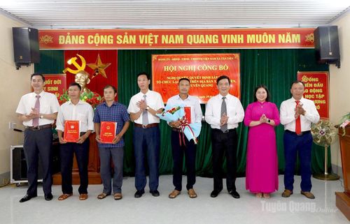 Đồng chí Trần Khánh Lâm, Ủy viên Ban chấp hành Đảng bộ tỉnh, Giám đốc Sở Tư pháp và lãnh đạo xã Tân Tiến chúc mừng các đồng chí nhận nhiệm vụ tại hội nghị. Ảnh: Nguyễn 