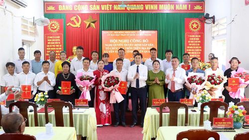 Đồng chí Vũ Đình Hưng, Giám đốc Sở Giáo dục và Đào tạo cùng lãnh đạo xã Yên Thành chúc mừng các đồng chí nhận nhiệm vụ tại hội nghị. Ảnh: Ánh Dương
